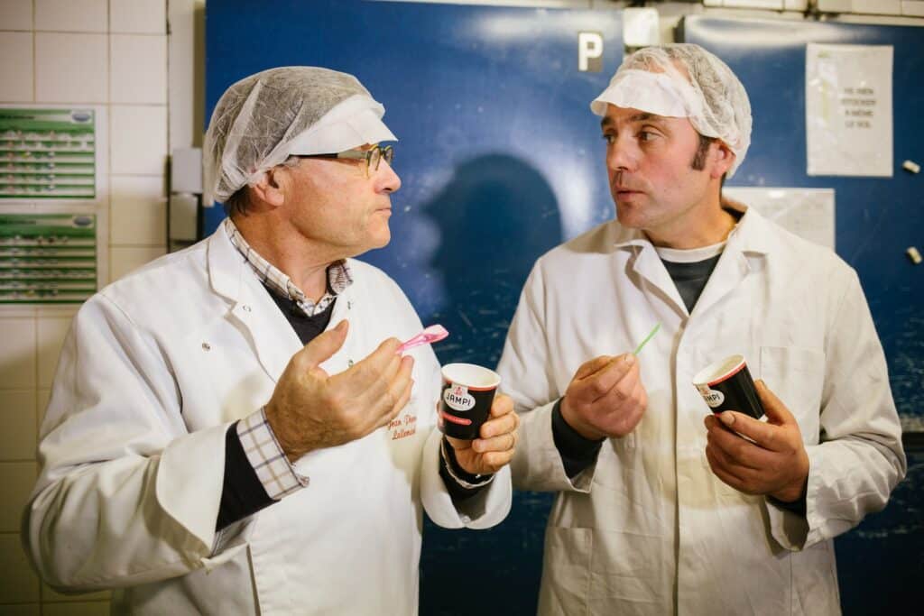 5 bonnes raisons d’acheter sa glace artisanale dans une laiterie locale