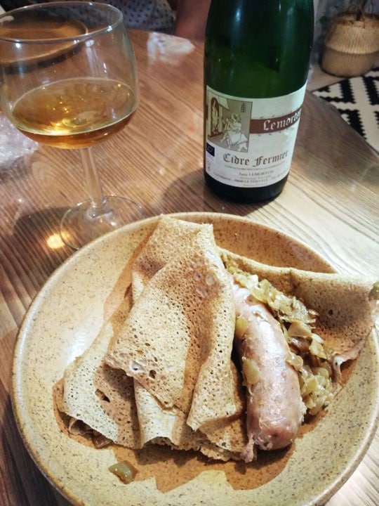 La galette saucisse, symbole gastronomique de la Bretagne ! La galette saucisse, symbole gastronomique de la Bretagne !