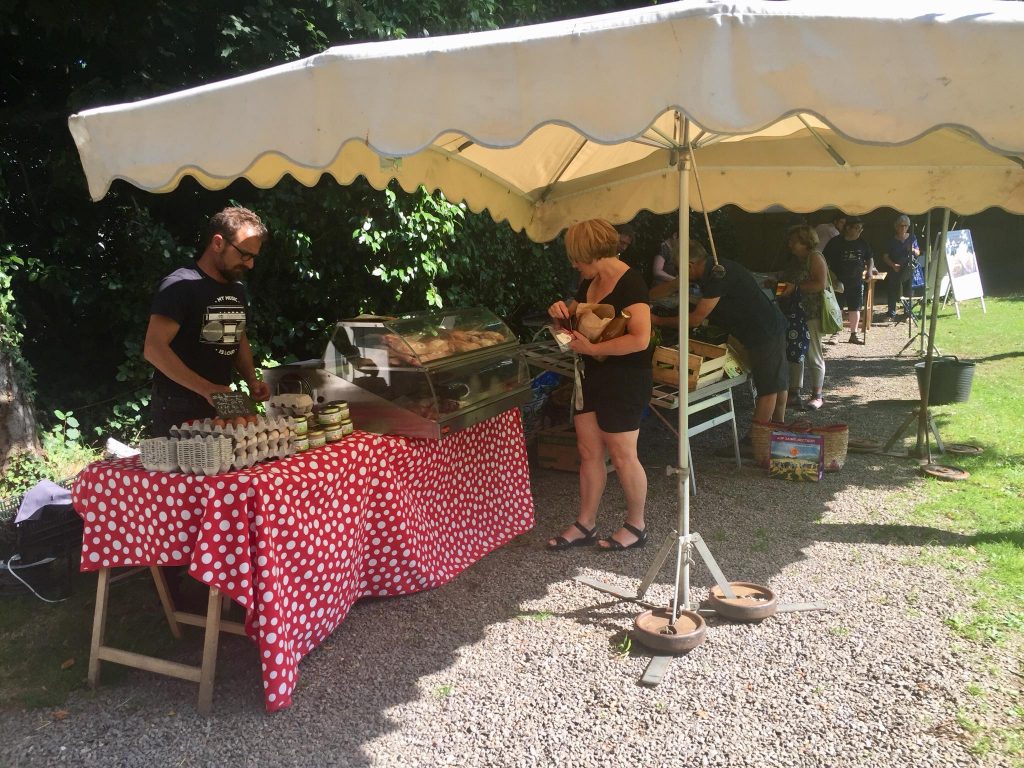 Comment manger local en Bretagne sans exploser son budget vacances ?