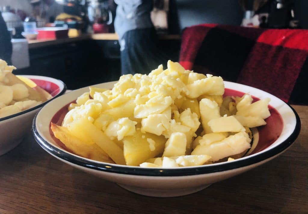Recette de poutine, avec fromage local et sauce maison