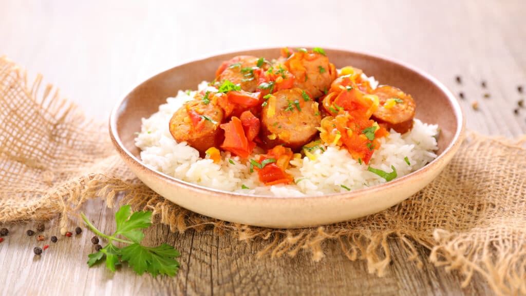 Rougail saucisse : une recette facile et rapide venue des îles Rougail saucisse : une recette facile et rapide venue des îles