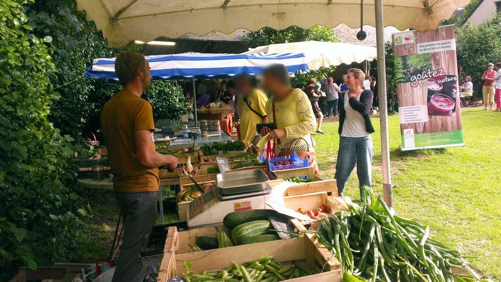 Acheter des produits locaux : les impacts économiques et sociaux